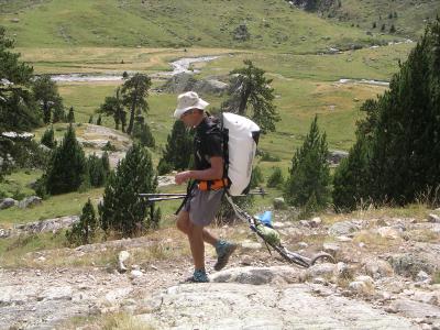 En descente technique, bien chargé, il est préférable de porter la charge sur le dos