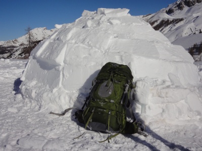 Le sac Osprey Aether 70 devant notre igloo