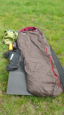 sac de couchage Kongsfjorden avec sa housse de stockage, son sac de compression, son sac "vapour barrier", le sac chaussons & cagoule