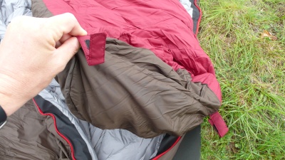 petites boucles au niveau de la capuche et des pieds de chaque sac permet de solidariser rapidement l'un à l'autre