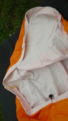 sac "vapour barrier" qui peut constituer la 3ème couche ; cordon de serrage de la capuche.