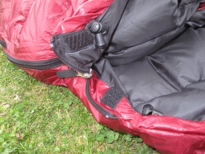 Ouverture du zip : on voit le velcro interne et le réglage du tour de tête Ouverture du zip : on voit le velcro interne et le réglage du tour de tête