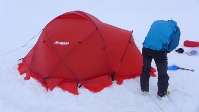 Montage de la Helium Dome en Norvège.