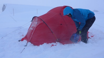 Montage de la Helium dans la tempête.