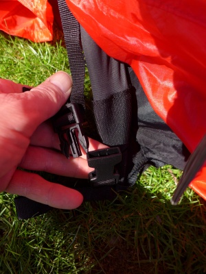 Le double-toit se raccorde à la tente intérieure par un clips cousu sur chaque angle de la tente.