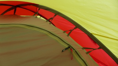 La tente intérieure est suspendue au double-toit par une série de petits crochets distants d'env 20 cm.