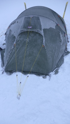 Aux deux extrémités de la tente, un faisceau de 3 haubans renforce la résistance au vent dans l'axe longitudinal de la tente.