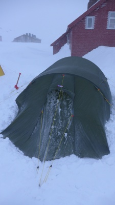 Aux deux extrémités de la tente, un faisceau de 3 haubans renforce la résistance au vent dans l'axe longitudinal de la tente.