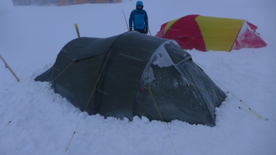 Test des tentes Helsport (Fjellheimen Xtrem 4 au 1er plan, Svalbard Camp 5 au second) en Norvège.