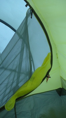 Système de rangement de la porte nylon de la tente intérieure lorsque la moustiquaire est utilisée.