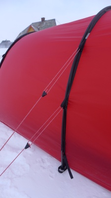 Sur les côtés de la tente, chacun des 4 arceaux est maintenu par un haubanage double.