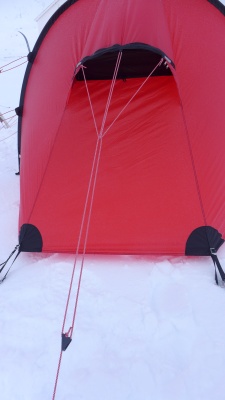 Sur les 2 extrémités de la tente, chaque hauban se déploie en 3 brins.