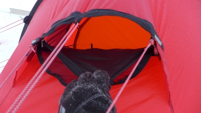 Une aération à chaque extrémité de tente, protégée par un petit auvent.