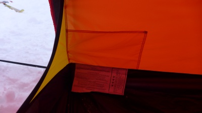 2 poches range-tout de 30 x 18 cm sur chaque côté de la tente. 