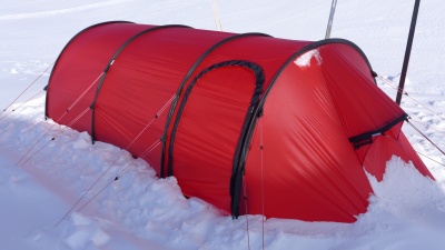 Tente de type tunnel, spatieuse, conçue pour les conditions difficiles.