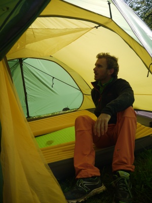 Anthony dans la chambre avec les matelas