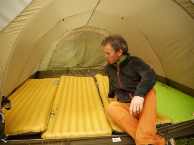 Anthony dans la chambre avec les matelas