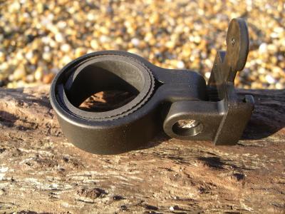 L'attache pour tige de selle ou autre (diamètre ajustable de 24 à 31mm) L'attache pour tige de selle ou autre (diamètre ajustable de 24 à 31mm)