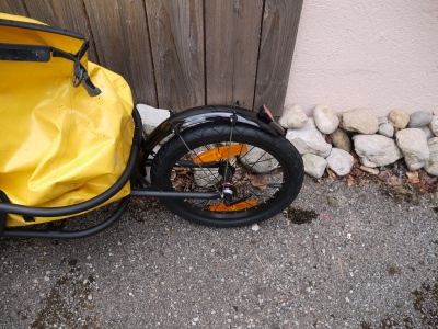 Roue de la remorque avec son garde boue