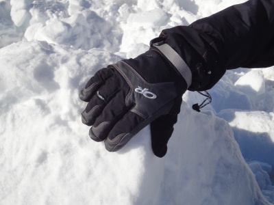 Manipulation des blocs de neige avec les gants OR Alti (confection d'un igloo)