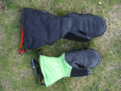 Les moufles Super Light Mitt (Black Diamond) et Himalayan Mitt (The North Face)