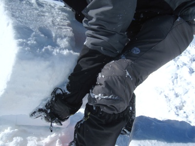 Manipulation des blocs de neige pour la fabrication d'un igloo