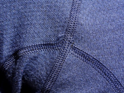 Zoom sur les coutures (aisselles)