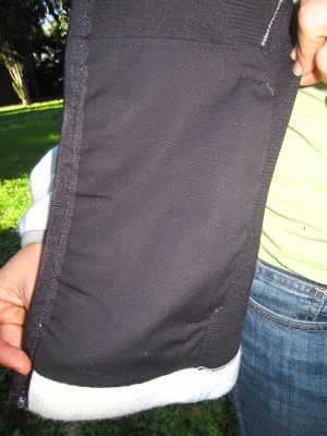 Zoom sur l'intérieur de la veste et une des poches intérieures