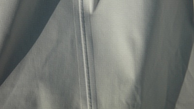détail des motifs de la face intérieure de la veste et des joints étanches entre les différents panneaux de tissus qui composent la veste