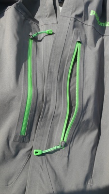 les 2 poches de poitrines avec zips enduits