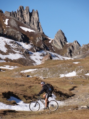 Cadre rocheux avec l'herbe rousse d'octobre mêlée aux premières neiges