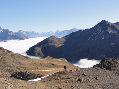 Descente depuis le sommet, nuages sur la vallée étroite Descente depuis le sommet, nuages sur la vallée étroite