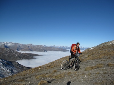 Eh oui, on pousse souvent le vélo à la montée. Mais quel bonheur à la descente ! Eh oui, on pousse souvent le vélo à la montée. Mais quel bonheur à la descente !