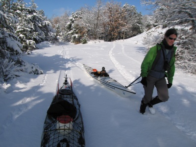 Kayak sur le lac de Serre-Ponçon après la neige de décembre 2008