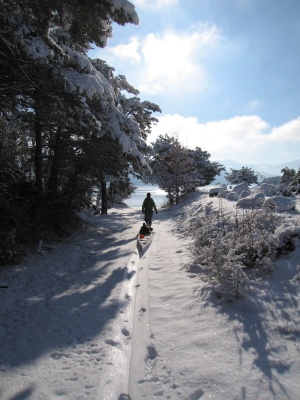 Kayak sur le lac de Serre-Ponçon après la neige de décembre 2008