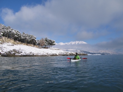 Kayak sur le lac de Serre-Ponçon après la neige de décembre 2008