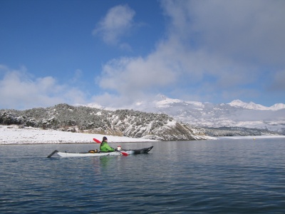 Kayak sur le lac de Serre-Ponçon après la neige de décembre 2008