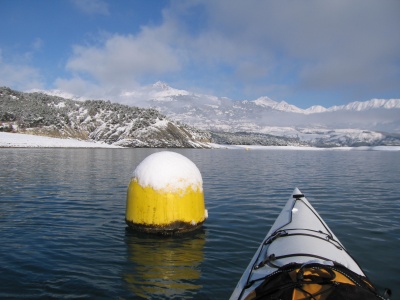 Kayak sur le lac de Serre-Ponçon après la neige de décembre 2008