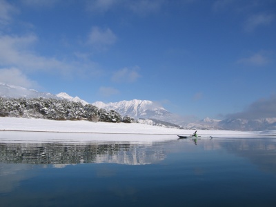 Kayak sur le lac de Serre-Ponçon après la neige de décembre 2008