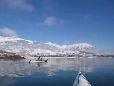 Kayak sur le lac de Serre-Ponçon après la neige de décembre 2008