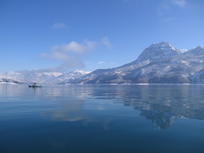 Kayak sur le lac de Serre-Ponçon après la neige de décembre 2008