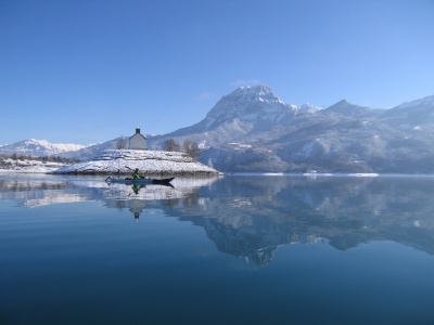 Kayak sur le lac de Serre-Ponçon après la neige de décembre 2008