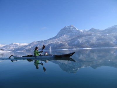 Kayak sur le lac de Serre-Ponçon après la neige de décembre 2008