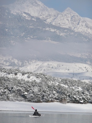 Kayak sur le lac de Serre-Ponçon après la neige de décembre 2008