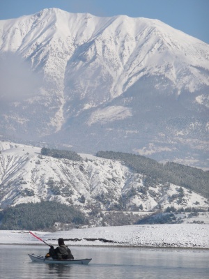 Kayak sur le lac de Serre-Ponçon après la neige de décembre 2008