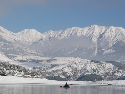 Kayak sur le lac de Serre-Ponçon après la neige de décembre 2008