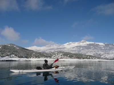 Kayak sur le lac de Serre-Ponçon après la neige de décembre 2008