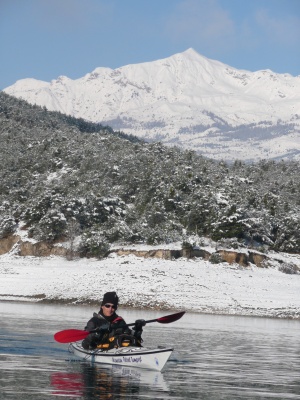 Kayak sur le lac de Serre-Ponçon après la neige de décembre 2008