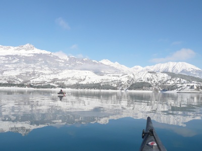 Kayak sur le lac de Serre-Ponçon après la neige de décembre 2008