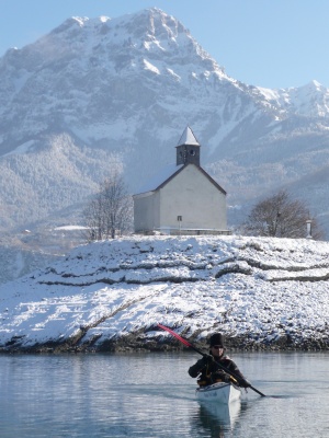 Kayak sur le lac de Serre-Ponçon après la neige de décembre 2008